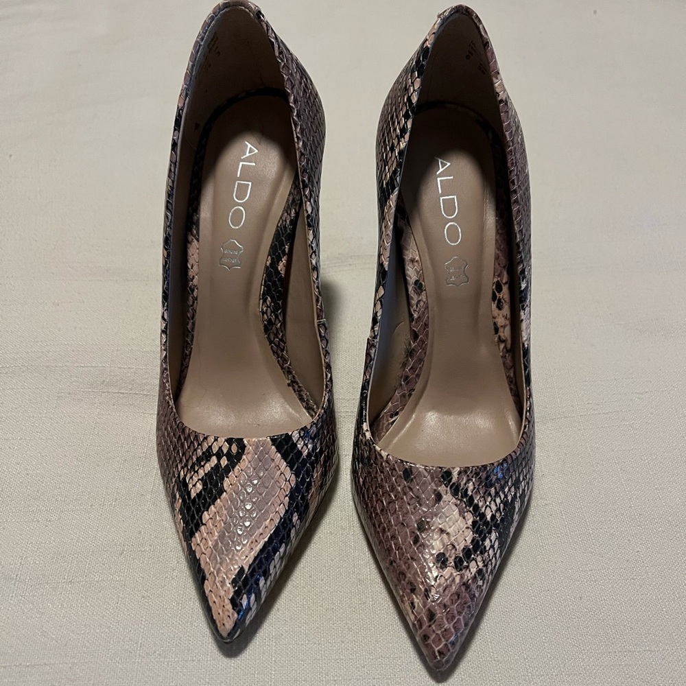 Pink snake skin Aldo pumps. Size 6.